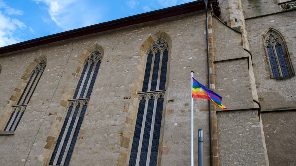 Fahnenstreit in der Kirche