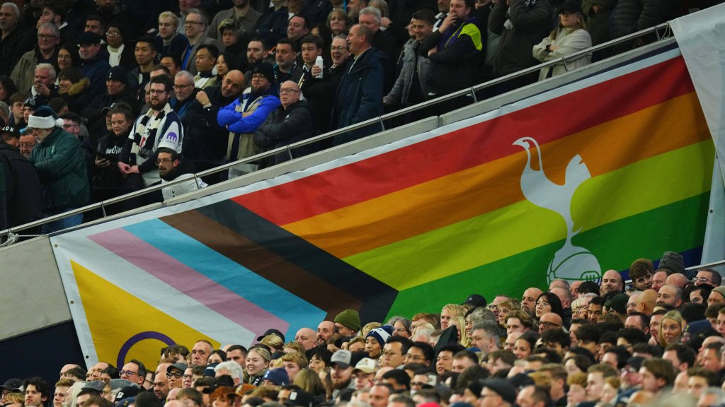 Fußball: Tottenham muss Regenbogenfahne versetzen