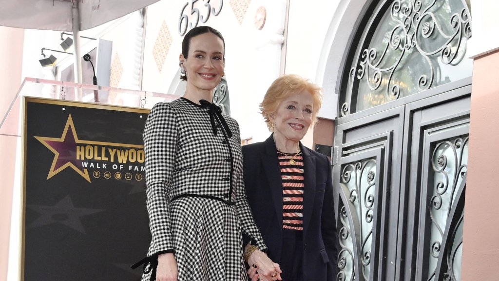 Sarah Paulson links und Holland Taylor bei einer Veranstaltung auf dem Hollywood Walk of Fame