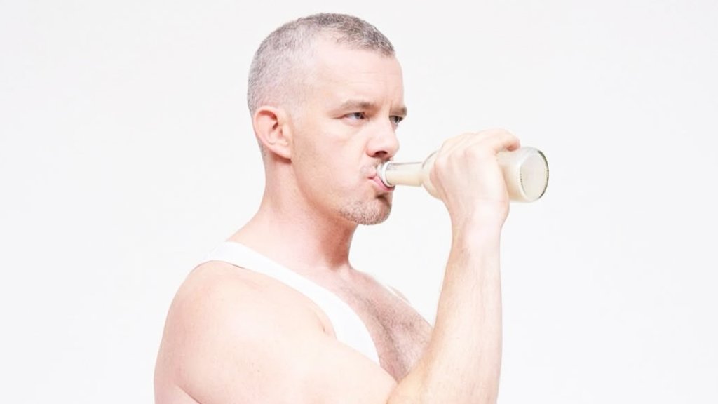 Russell Tovey posiert auf ICON-Cover in Lederhosen