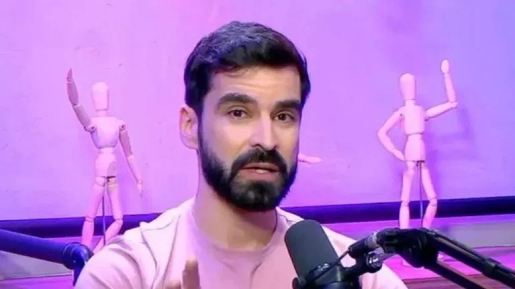 Moderator im rosa T-Shirt: Zeichen gegen Homofeindlichkeit