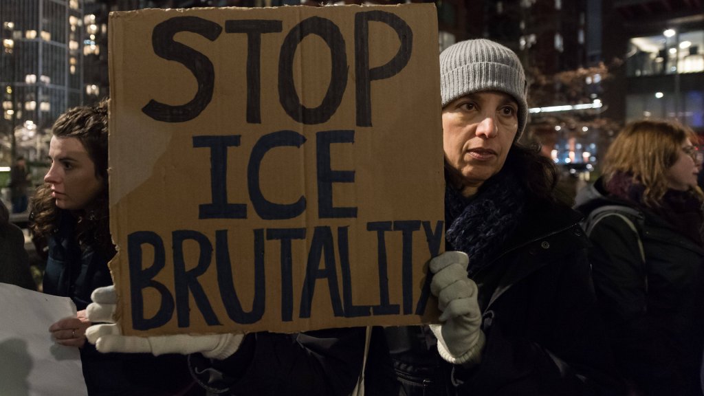 Homo-Paar: Gericht stoppt ICE-Abschiebung von Ehemann