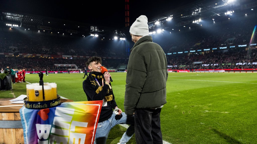 Heiratsantrag auf dem Fußballfeld 