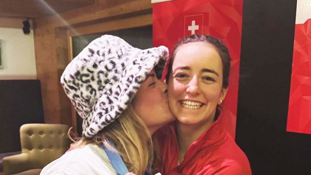 Freestyle-Skifahrerin Mathilde Gremaud zeigt ihre Liebe