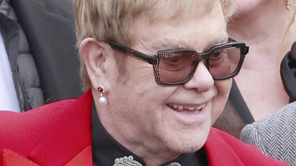 Elton John trotzt gesundheitlichen Problemen