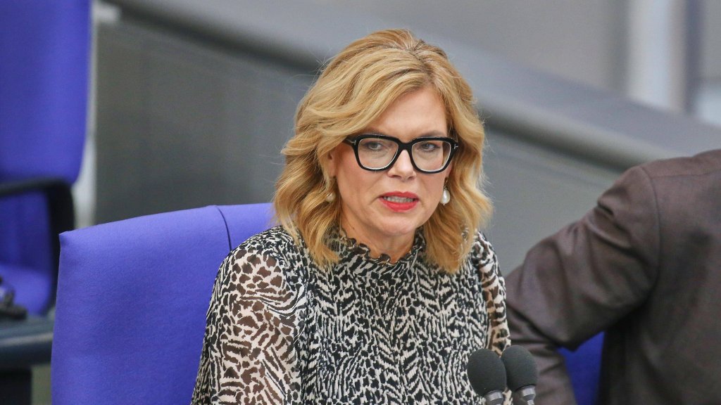 Klöckner verteidigt Regenbogen­fahnenverbot: