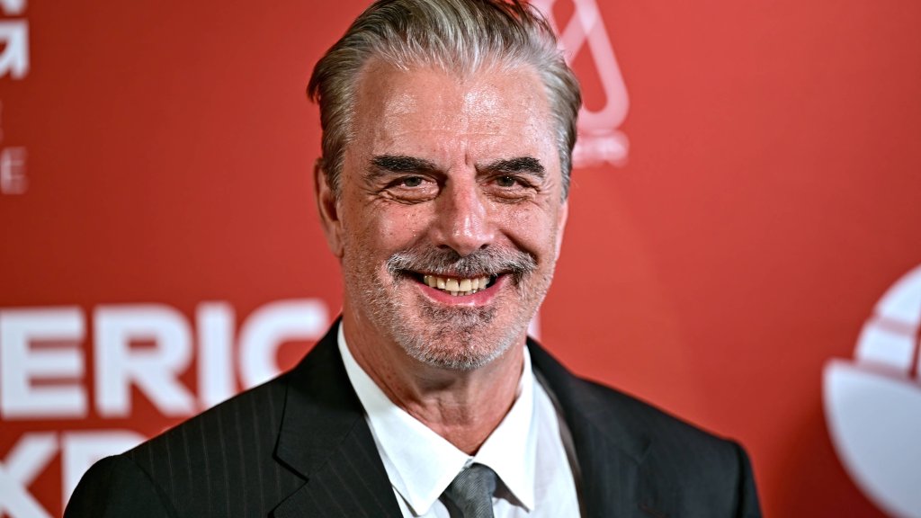 "Mr. Big": Chris Noth versteigert Gucci-Anzug