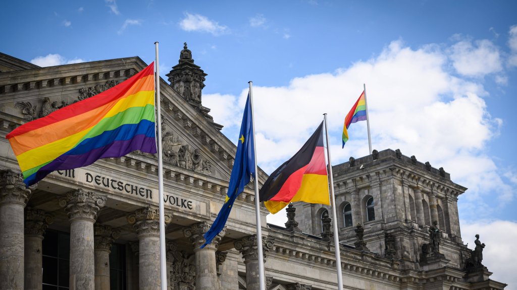 Neue Debatte um Pride-Flagge