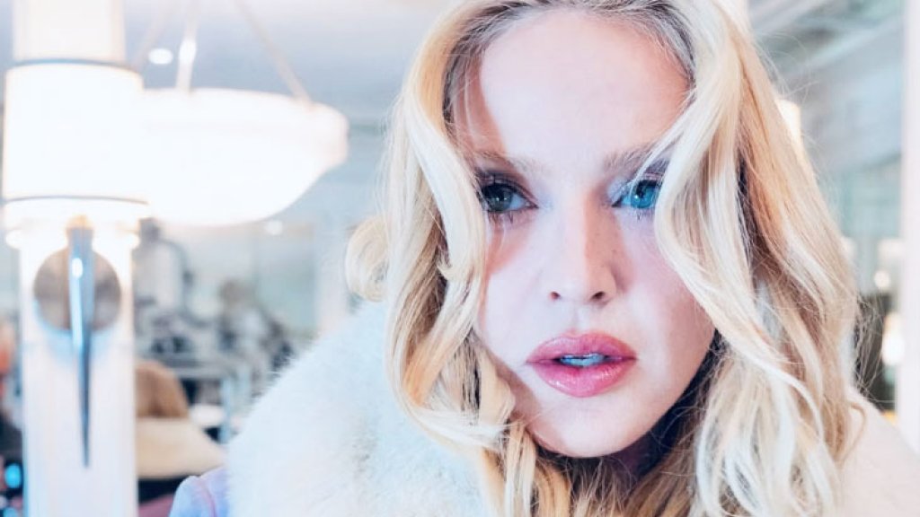 Madonna klebt eigenhändig Plakate für neues Album in London