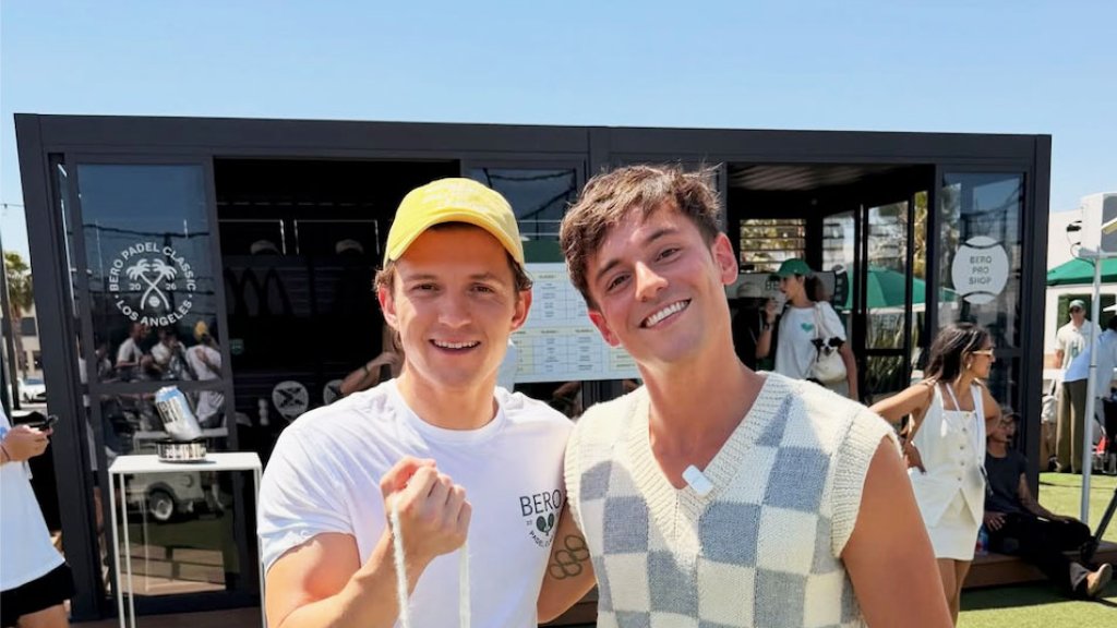 Tom Daley überrascht Tom Holland mit gehäkeltem Spinnennetz