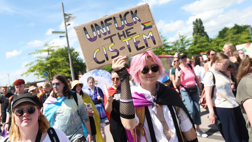 Polizei ermittelt nach Hitlergruß beim CSD Emden