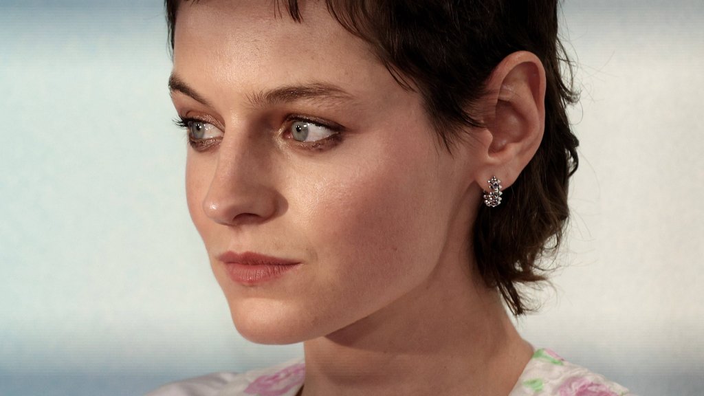 Emma Corrin berichtet von Hass nach Coming-out