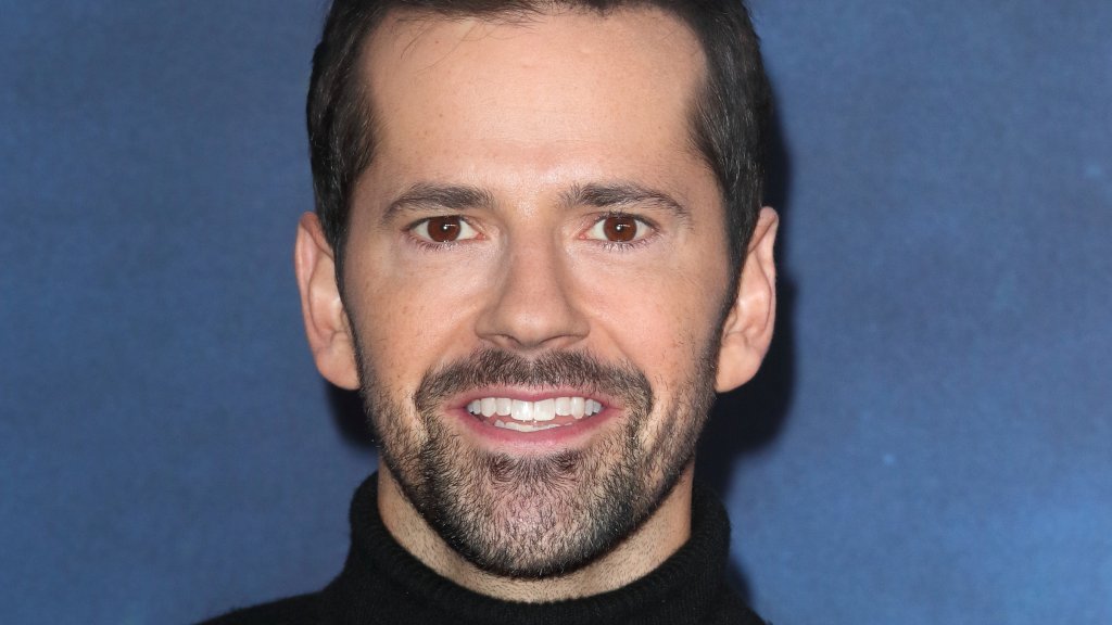 Robbie Fairchild setzt queeres Zeichen in "The Comeback"