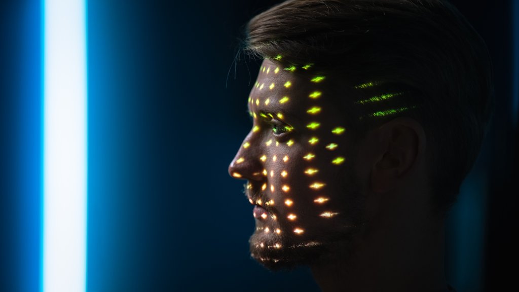 Gesichtscan in Schwulenbar 