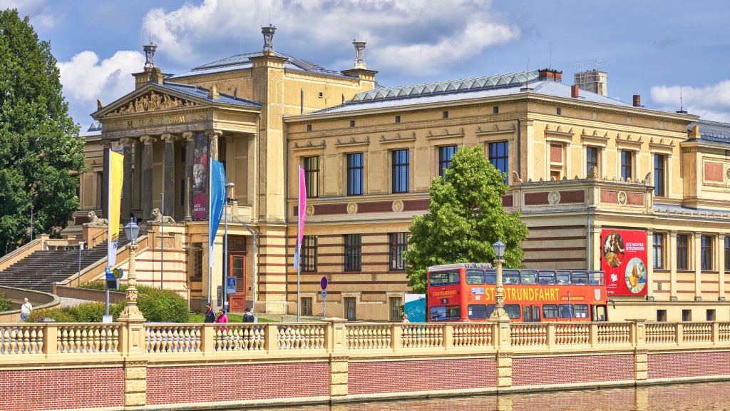 AfD-MV will Regenbogenflaggen an Behörden verbieten
