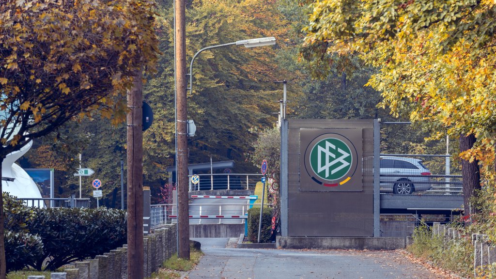 DFB zeigt Flagge für Vielfalt