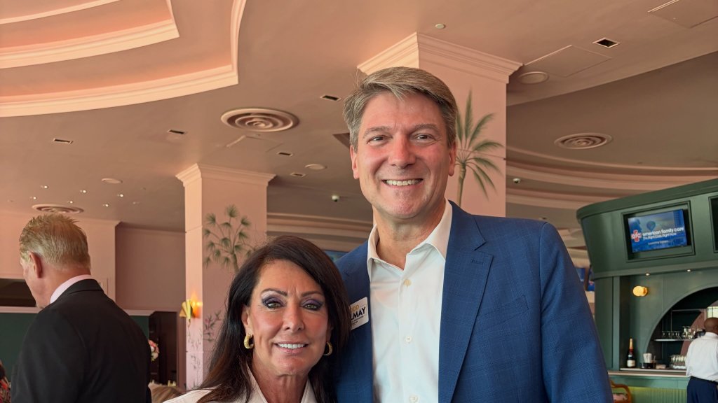 Todd Delmay mit Bürgermeisterin Joy Cooper bei einer Veranstaltung in Hallandale Beach