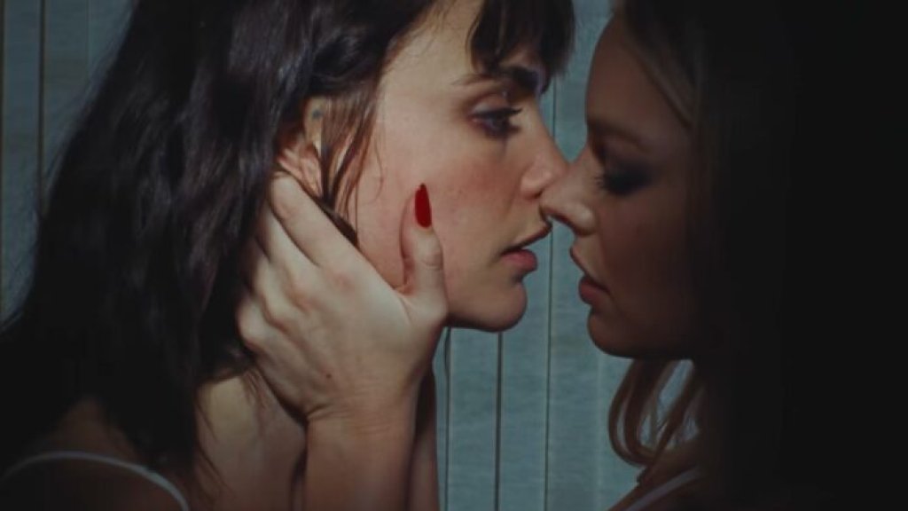 Cara Delevingne schmust in neuem Clip mit Samara Weaving