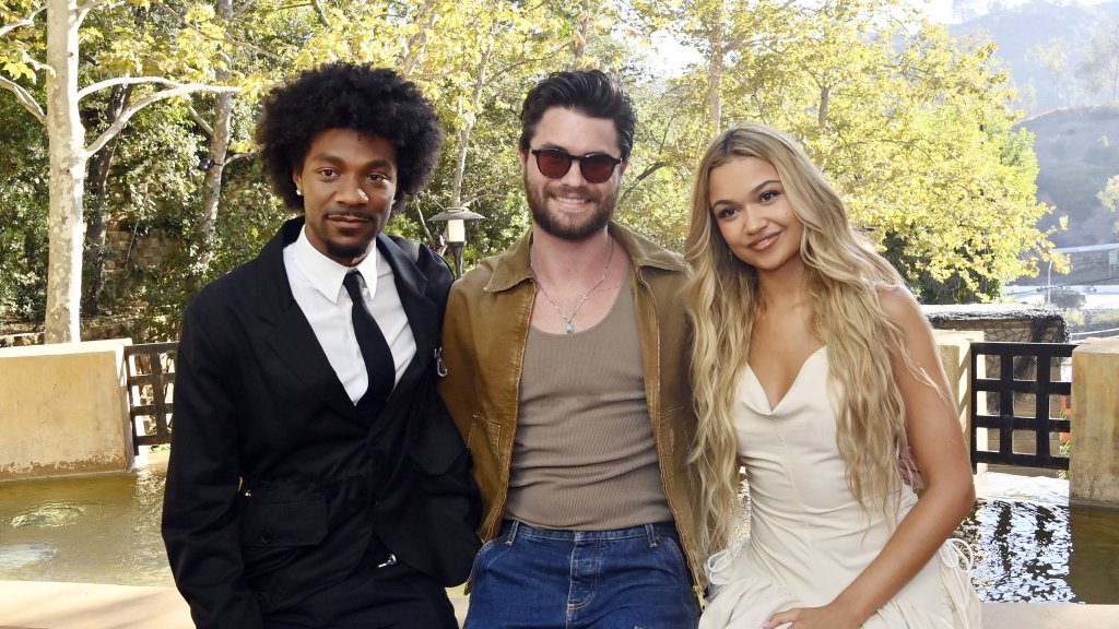 Madison Bailey mit Jonathan Daviss und Chase Stokes beim Abschiedsevent zur fünften Staffel von „Outer Banks“