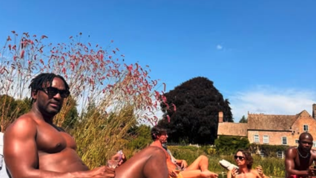 Kadiff Kirwan zeigt freizügigen Sommerpost 