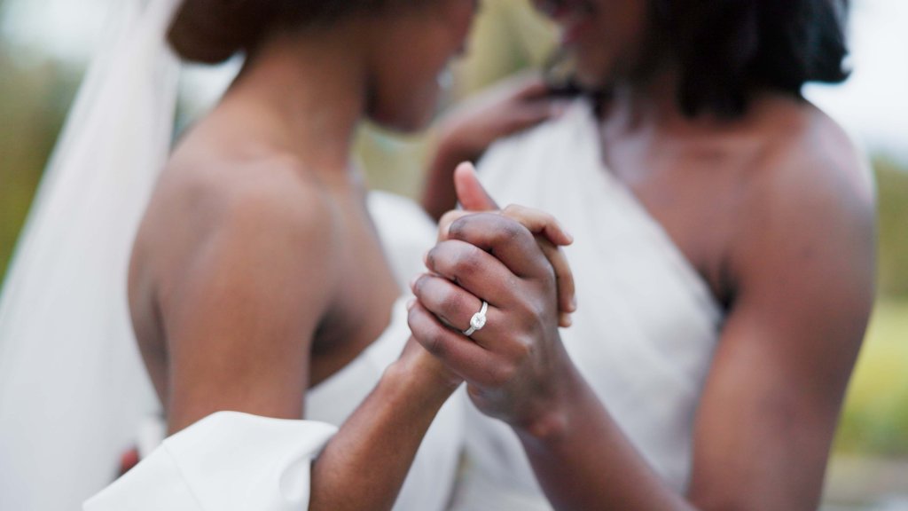 Erstes Frauenpaar heiratet