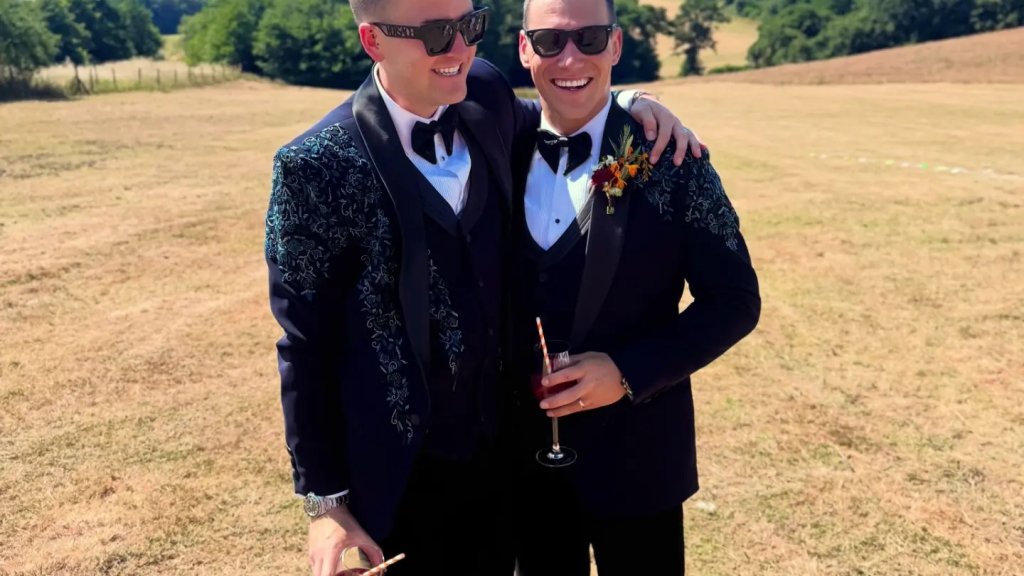Kyle Tayler-Woolston mit seinem Ehemann George bei ihrer Hochzeit