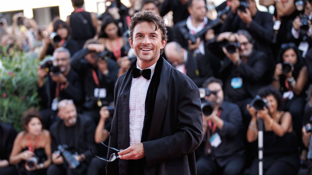 Jonathan Bailey steigt ebenfalls aus Musical aus