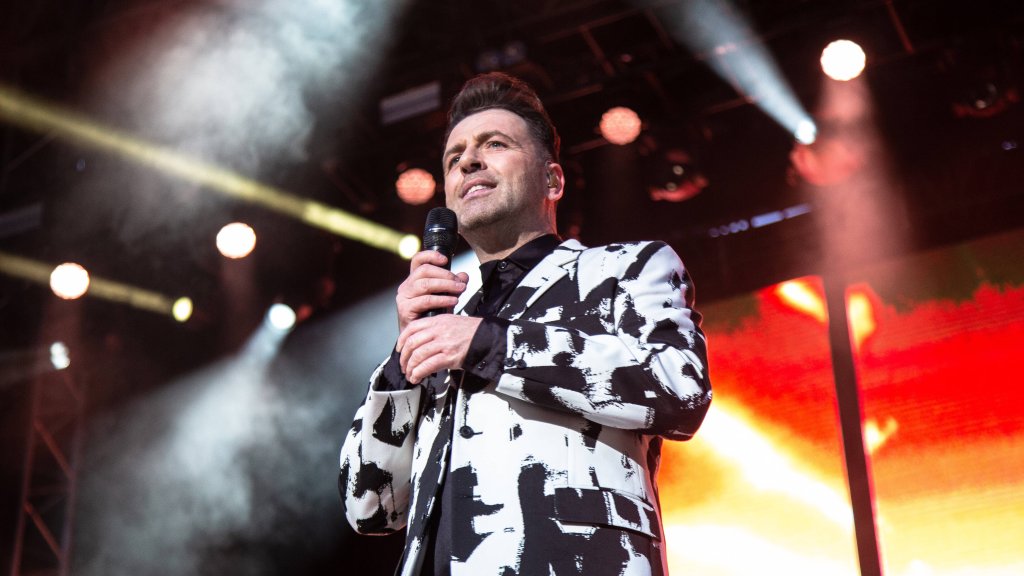 Westlife-Star verklagt Chirurgen