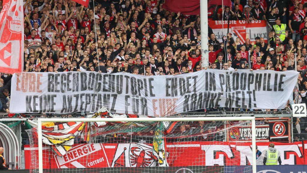 Hass-Banner in der Zweitliga