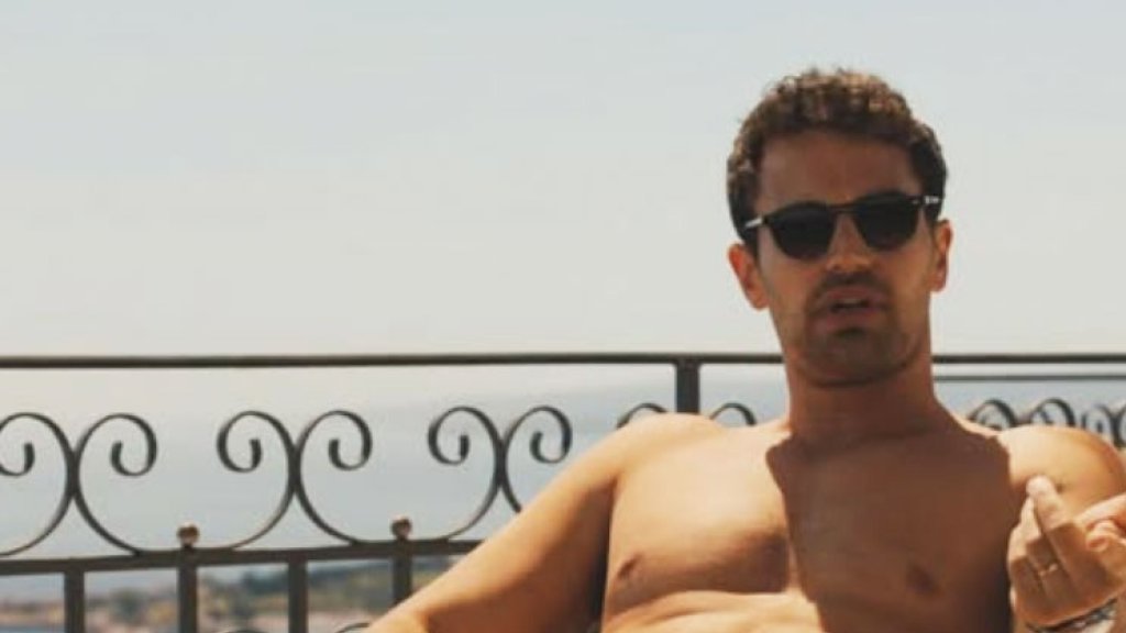 Theo James mit heißer Sauna-Szene