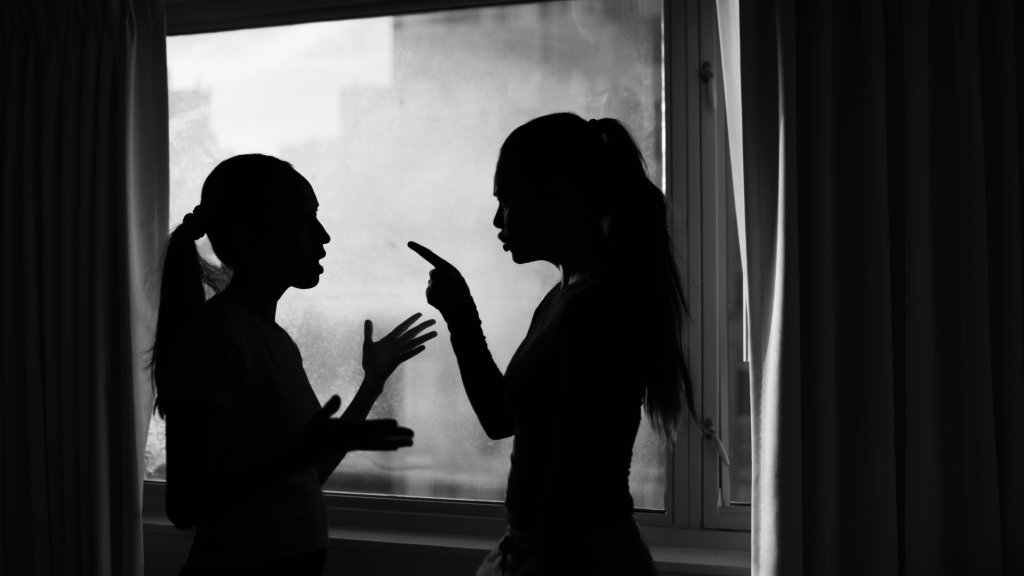 Gewalt unter Frauen 