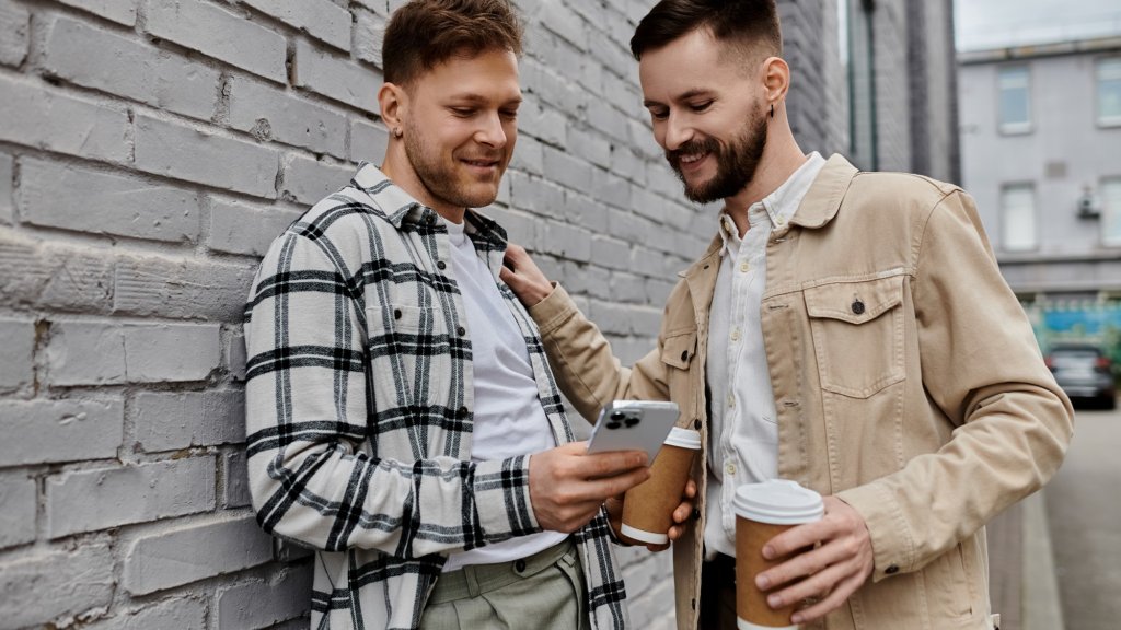 Zwei Männer schauen gemeinsam auf ein Smartphone