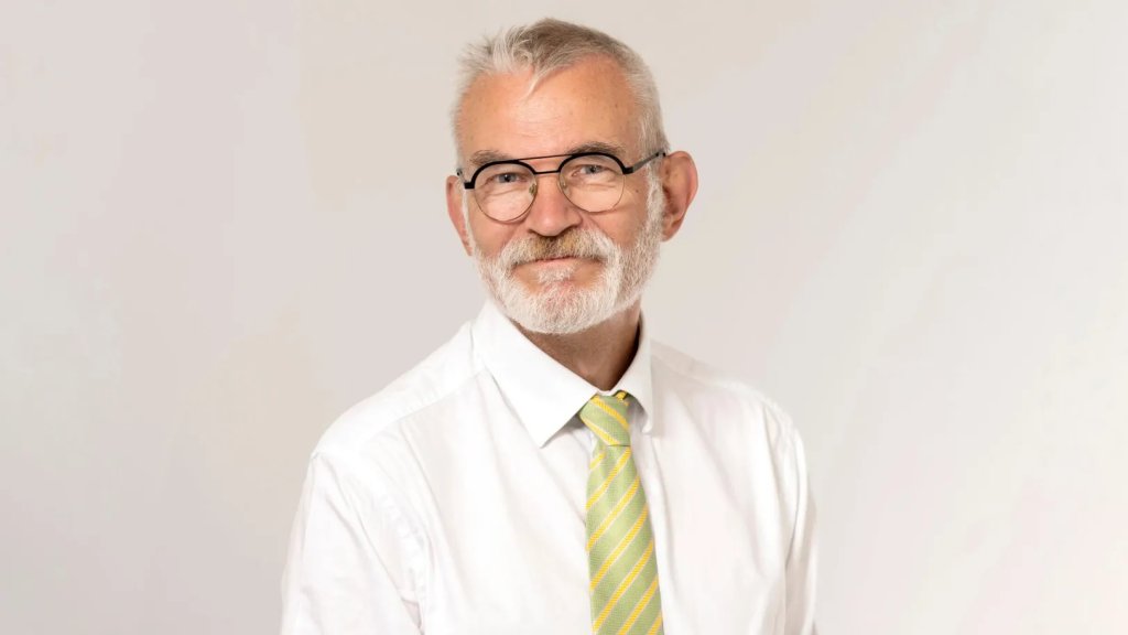 Andrew Boff mit Brille und weißem Hemd auf seinem offiziellen Porträt