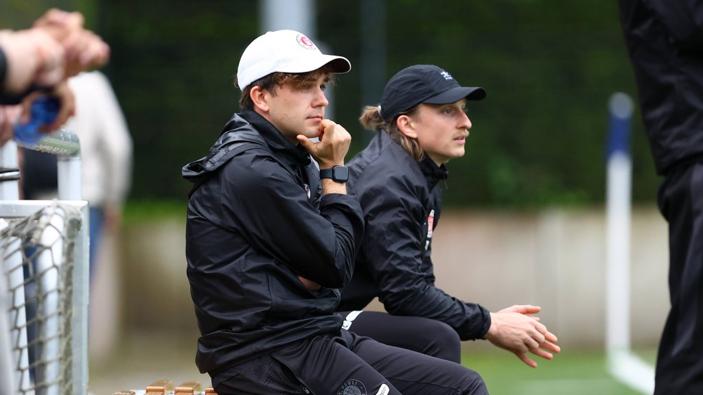Christian Dobrick (rechts) auf der Trainerbank bei einem U19-Spiel im Mai 2026.