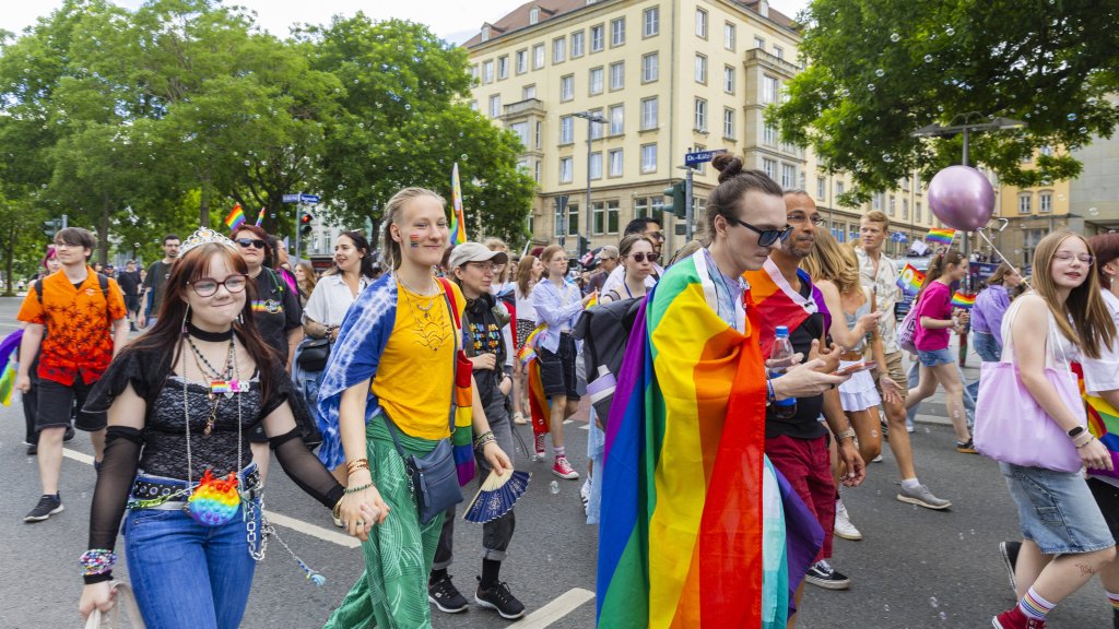 Teilnehmerinnen und Teilnehmer beim CSD in Dresden am 6. Juni 2026 – Archivaufnahme.