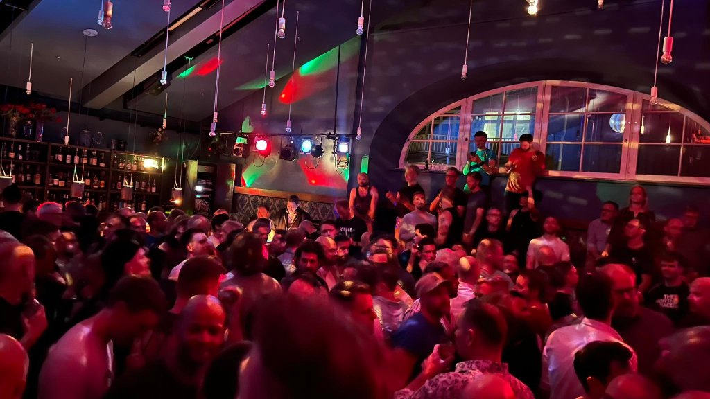 Gäste auf der Tanzfläche bei einer früheren DARE-Party im Nachtasyl Hamburg.
