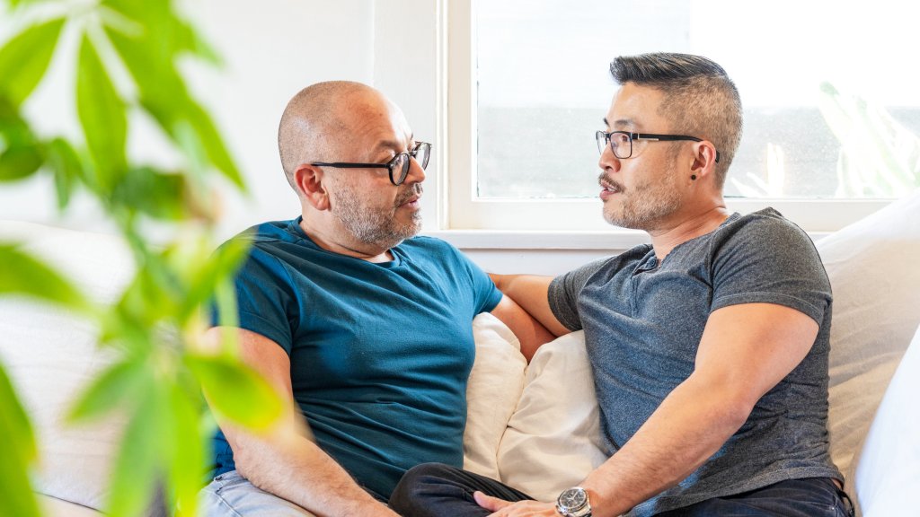 Zwei Männer besprechen gemeinsam Unterlagen