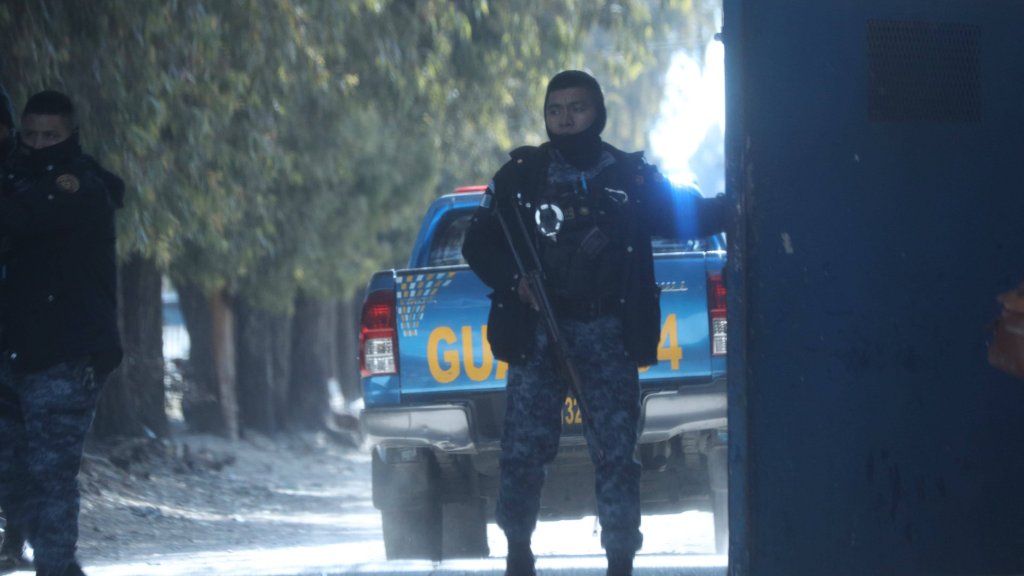 Polizisten vor dem Gefängnis Fraijanes II in Guatemala am 18. Januar 2026. Kontextbild, kein Foto der Tat oder der verurteilten Beamten.