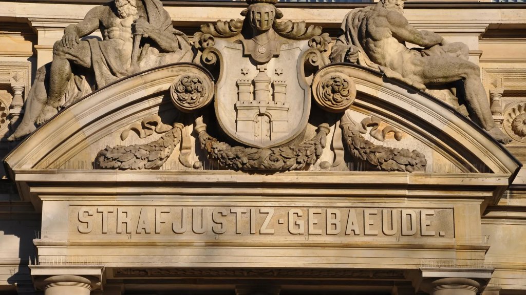 Portal des Hamburger Strafjustizgebäudes mit Stadtwappen und Schriftzug