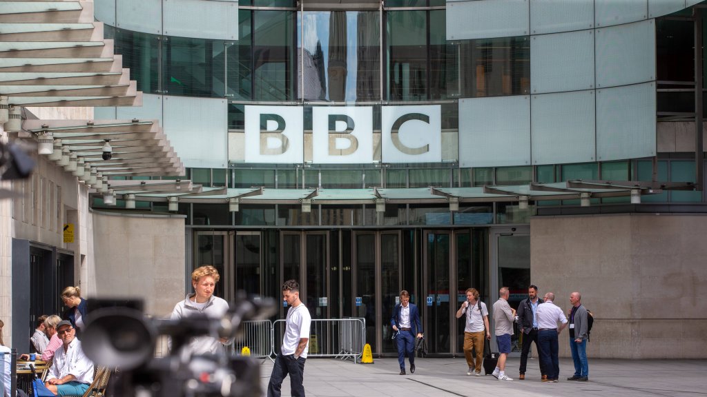 BBC-Schriftzug am New Broadcasting House in London