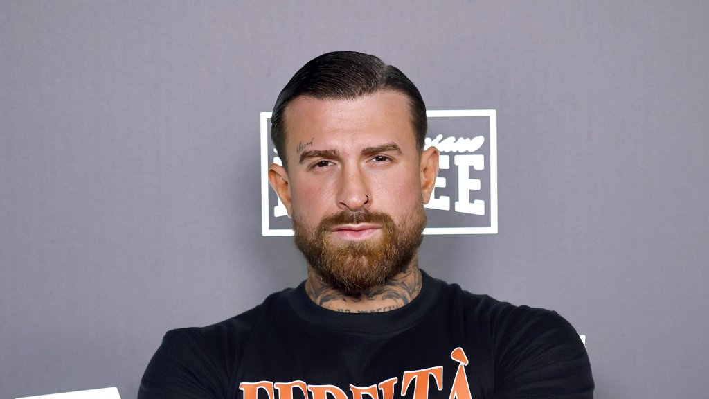 Gigi Birofio mit verschränkten Armen auf dem roten Teppich bei Fame Fighting 4 in Essen