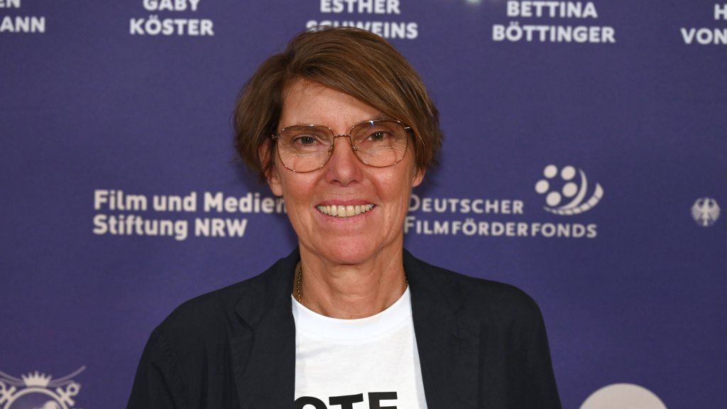Bettina Böttinger ist happy 