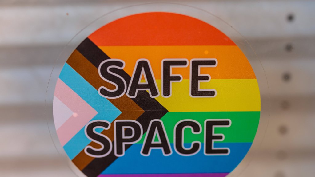 Safe-Space-Aufkleber mit Progress-Pride-Flagge an der AIDS-Hilfe Osnabrück