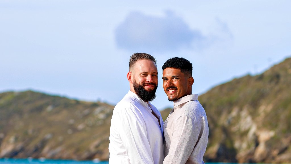 Pascal und Juliano in weißen Outfits am Strand