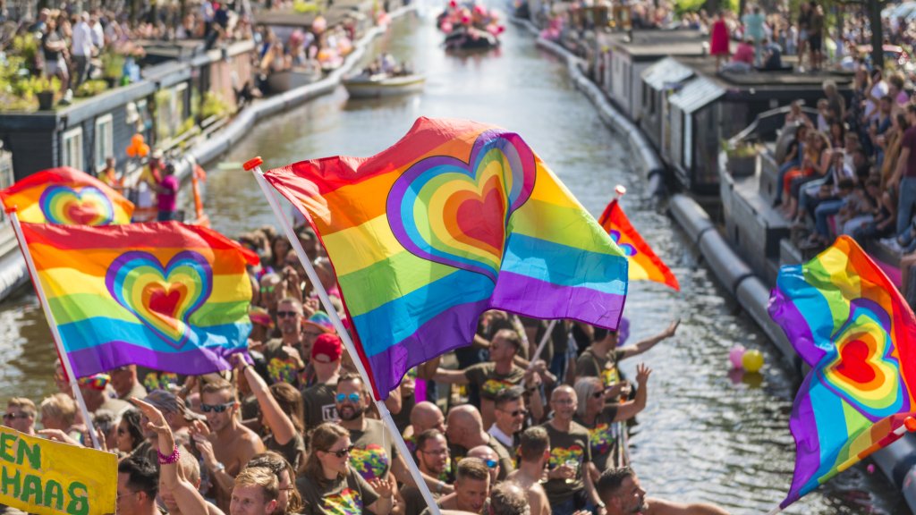 Regenbogen spaltet Amsterdam