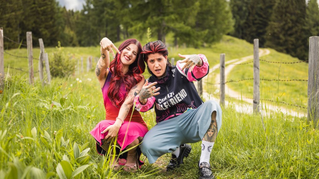 Julia links und Ebru rechts auf dem offiziellen Forsthaus-Rampensau-Pressefoto