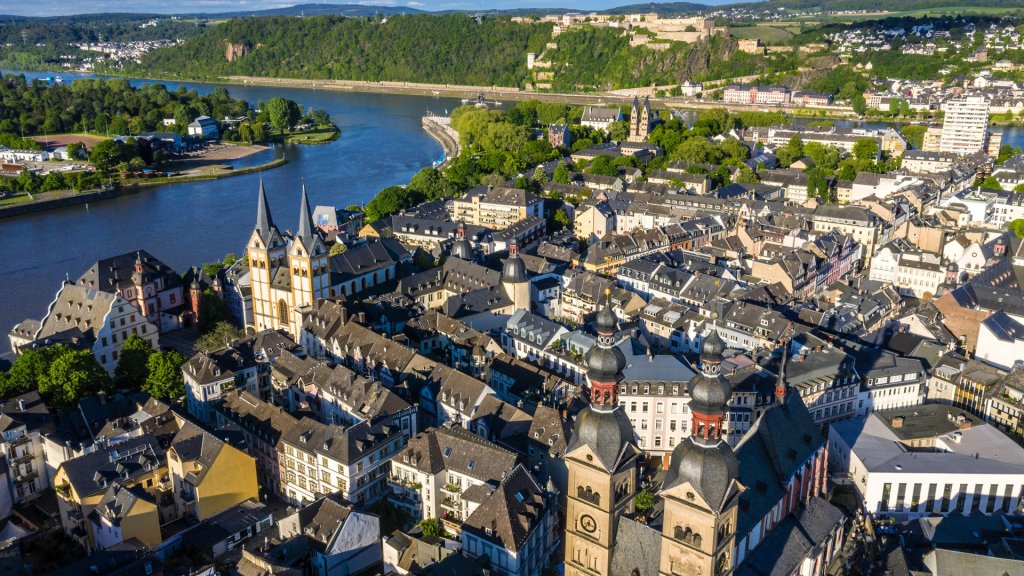Luftaufnahme der Koblenzer Altstadt zwischen Rhein und Mosel