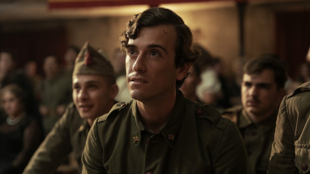 Junge Soldaten in historischen Uniformen sitzen nebeneinander in einer Szene aus La Bola Negra.