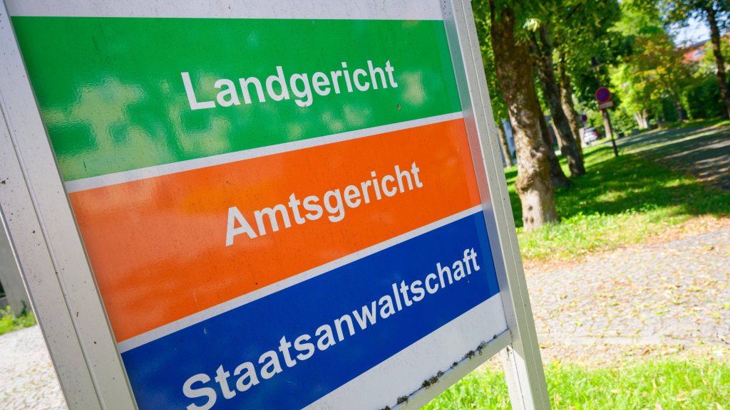 Hinweisschild für Landgericht, Amtsgericht und Staatsanwaltschaft in Traunstein