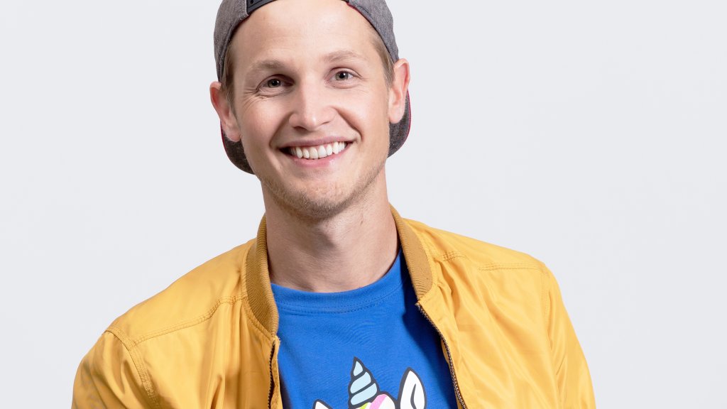Malte Anders mit Kappe, gelber Jacke und Einhorn-T-Shirt (Pressefoto)